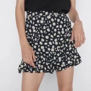 ZARA Daisy Floral Ruffle Hugh Waisted Mini Shorts S